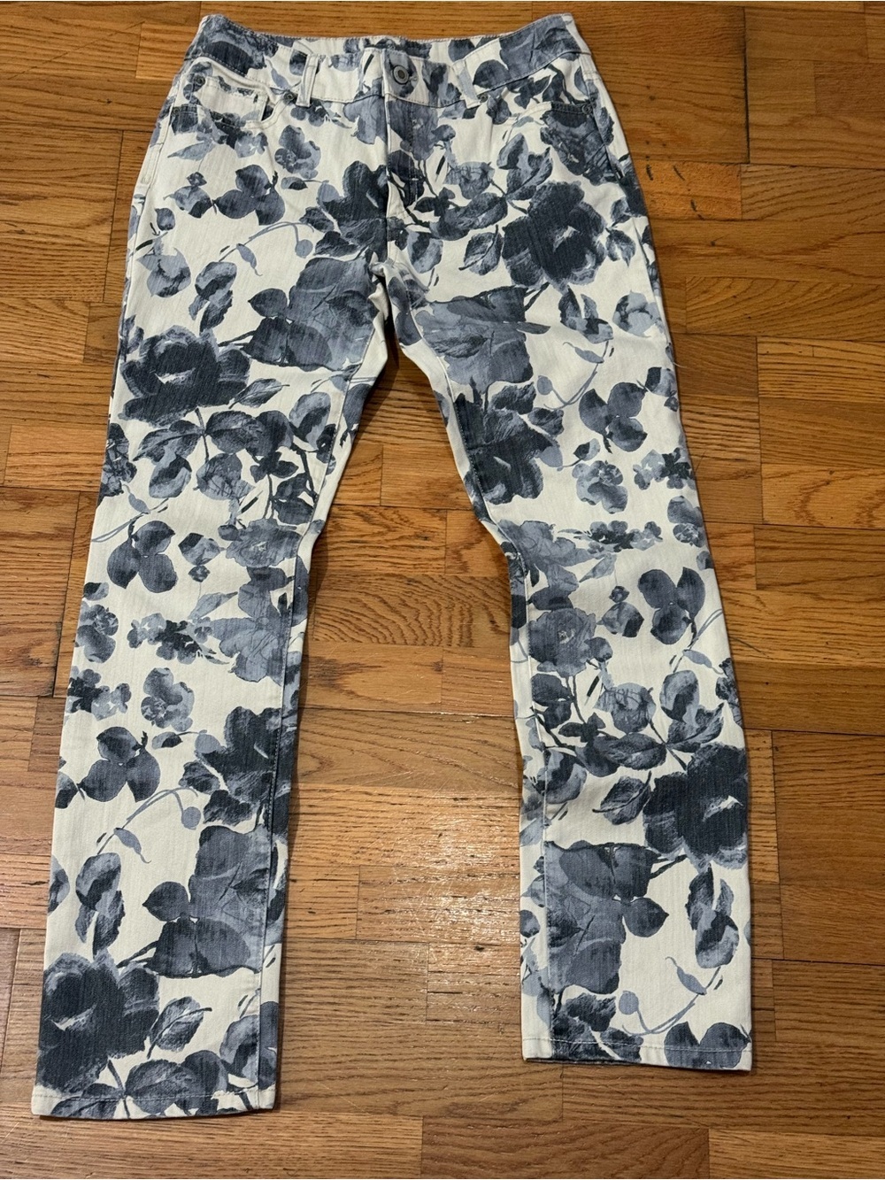 Chico’s So Slimming Floral Print Denim Jeans in size .5 or 6  cream, grey, black